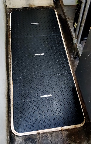 グリストラップ 蓋:千葉県千葉市の蕎麦屋様より 鉄製に塗装のグリストラップの蓋