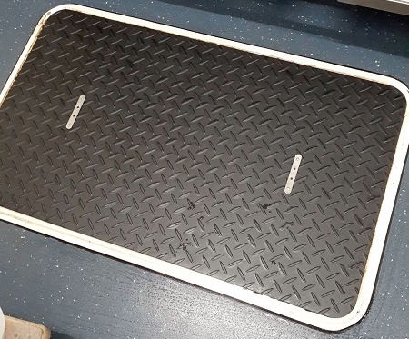 グリストラップ 蓋:千葉県流山市のケーキ屋様より 角が丸いグリストラップの蓋