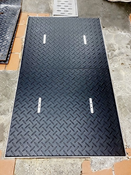 グリストラップ 蓋:埼玉県上尾市のドーナツ店様より 3枚を2枚にしたグリストラップの蓋