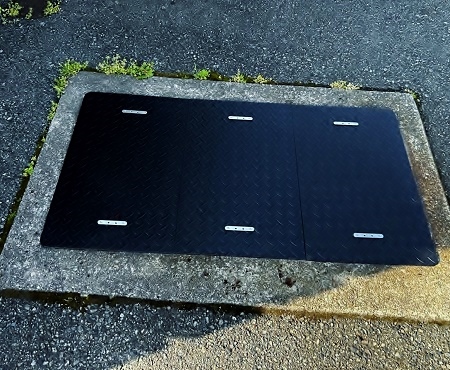 グリストラップ 蓋:鳥取市の『あまから亭』様より 屋外にあるグリストラップの蓋